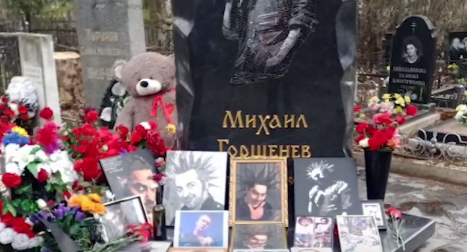 Вандалы разгромили могилу солиста «КиШа» Горшенева в Петербурге