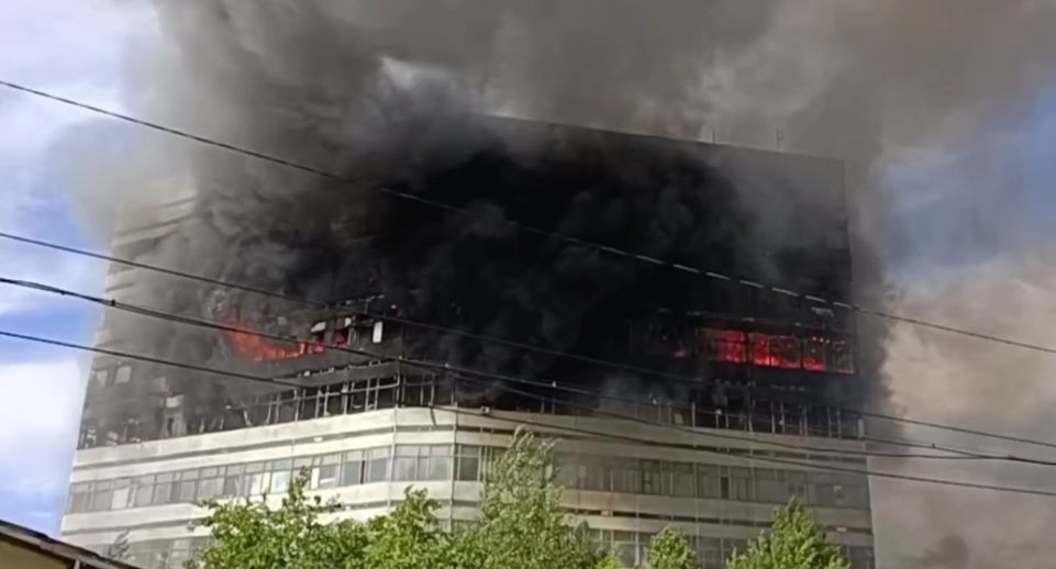 МЧС: плотное задымление осложняет работу в горящем здании во Фрязине