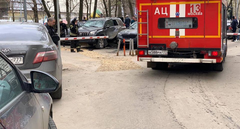 Mash: Toyota Land Cruiser взорвался на севере Москвы