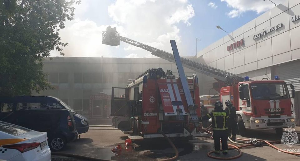 Пожар площадью 250 кв м произошел в здании на юго-востоке Москвы