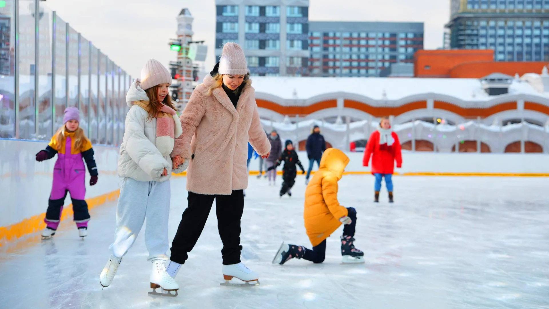 23 бесплатных катка работают на площадках «Московских сезонов» до конца зимы