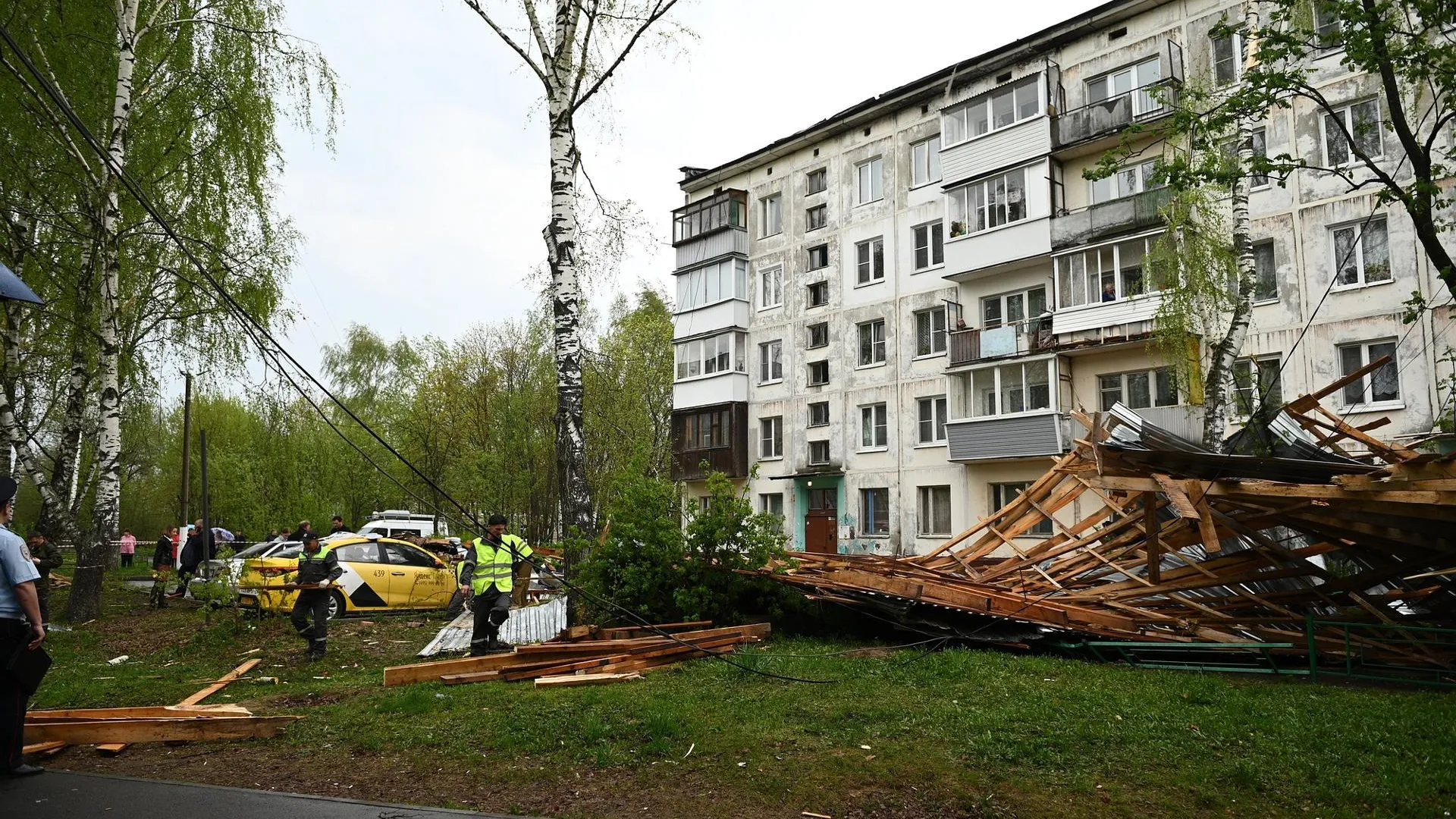 Жителей 80 квартир эвакуировали из дома в Щелкове, у которого ветром снесло  крышу | РИАМО