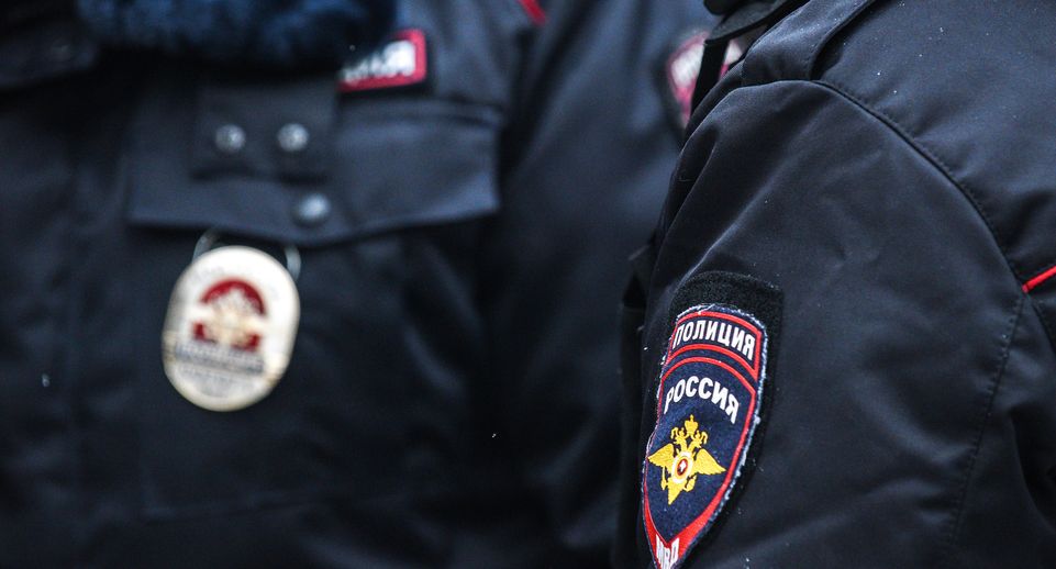 Загоравших на детской площадке в Москве полуголых мужчин арестовали