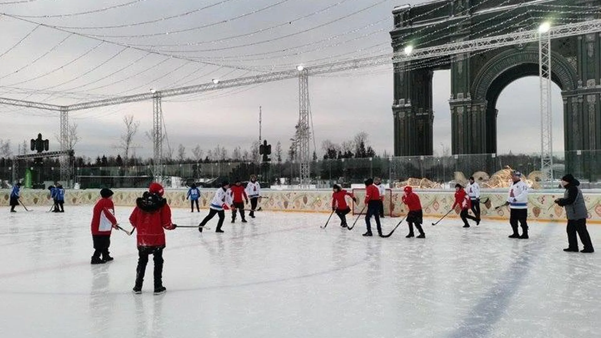 Ребята из ДНР сыграли в хоккей на катке в парке «Патриот» Одинцова