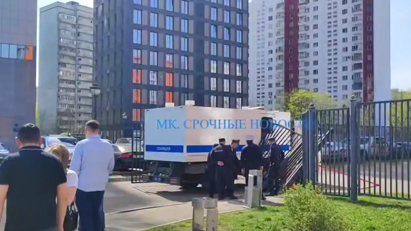 Машина с заключенными застряла в воротах у суда в Москве