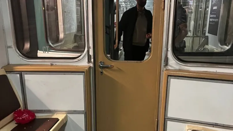 Опубликованы фото из вагона в тоннеле на «красной ветке» метро