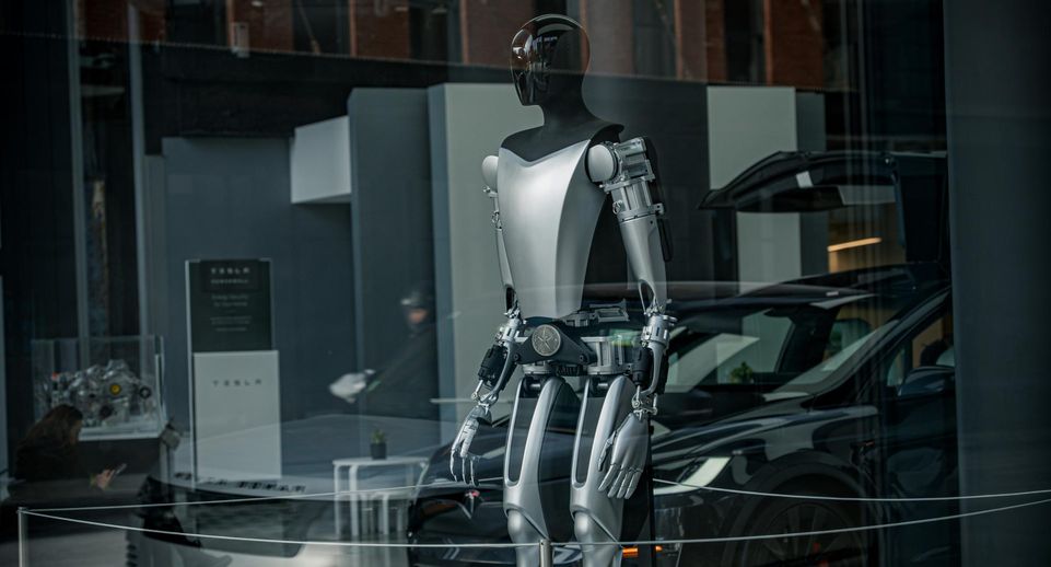 Tesla планирует массово производить человекоподобных роботов в 2026 году