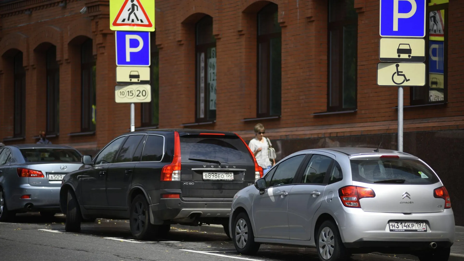 Водителей в Москве призвали внимательнее выбирать места для парковок в День города
