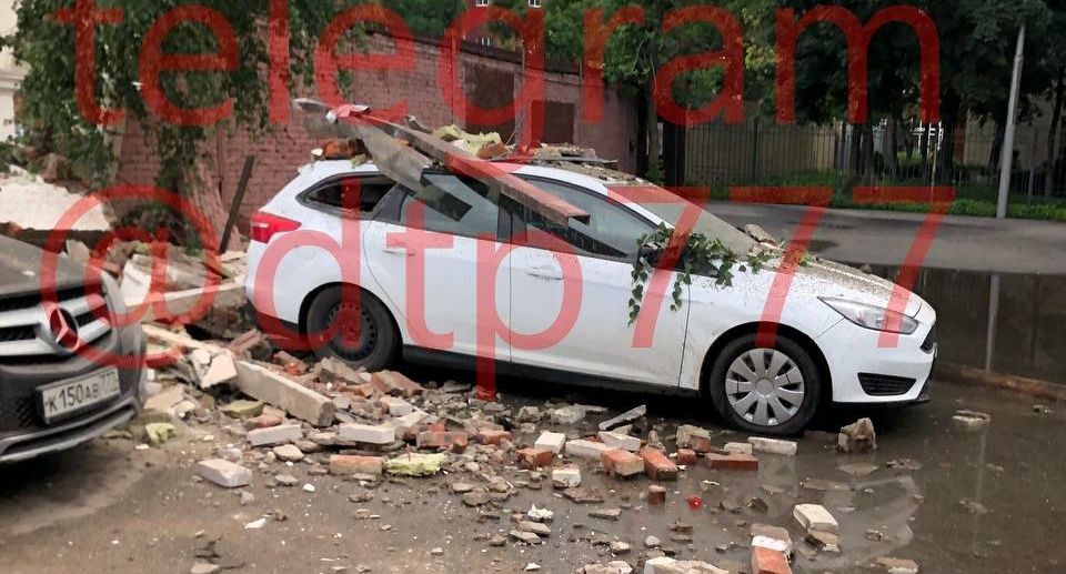 Стена рухнула на припаркованные иномарки при сносе здания в Москве