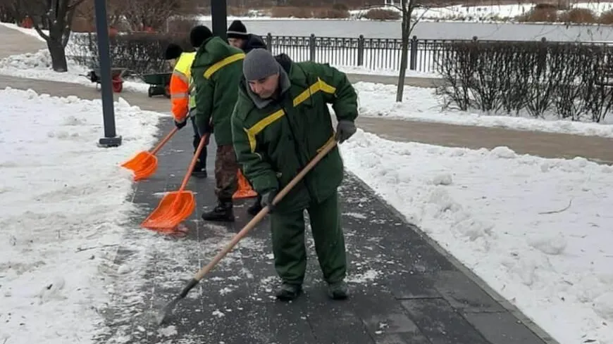 Более 800 дворников убирали от наледи улицы Мытищ на выходных