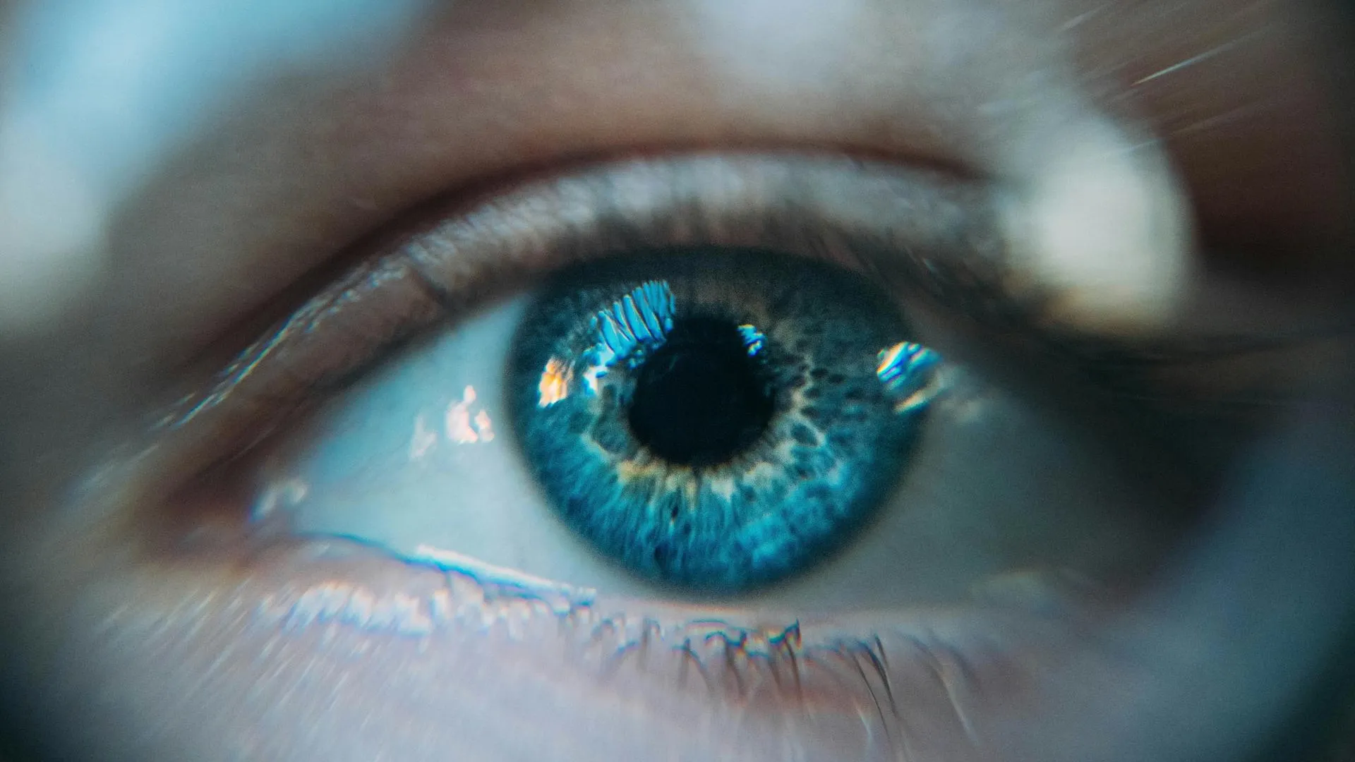 Врач Машкова: люди с голубыми и серыми глазами особенно подвержены риску меланомы