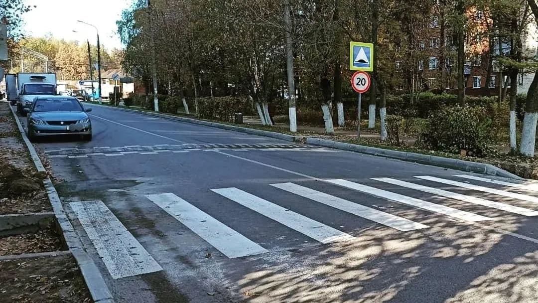 Рабочие завершают строительство пешеходного перехода на улице Горького в Подольске