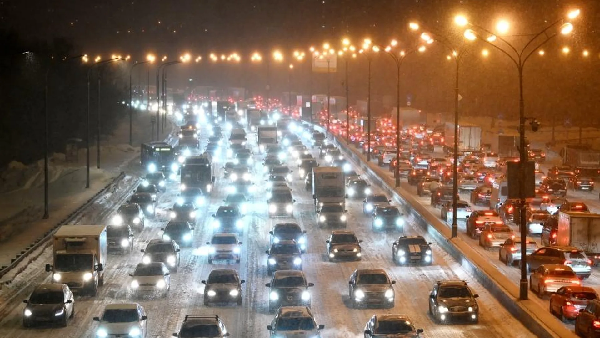 В Москве на дорогах в среду вечером образовались пробки 9 баллов