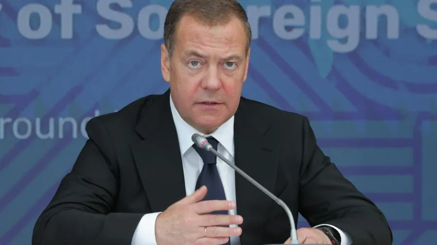 Медведев рассказал, зачем ему нужен Telegram-канал на английском языке