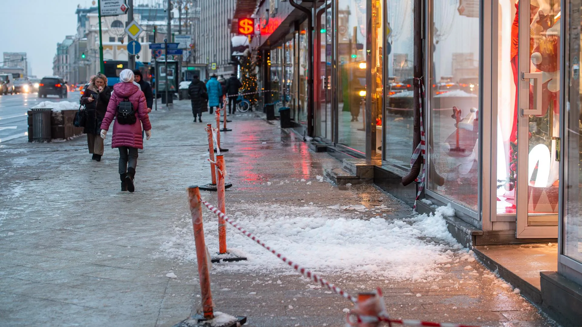 В Москве объявили «оранжевый» уровень опасности из‑за ледяного дождя