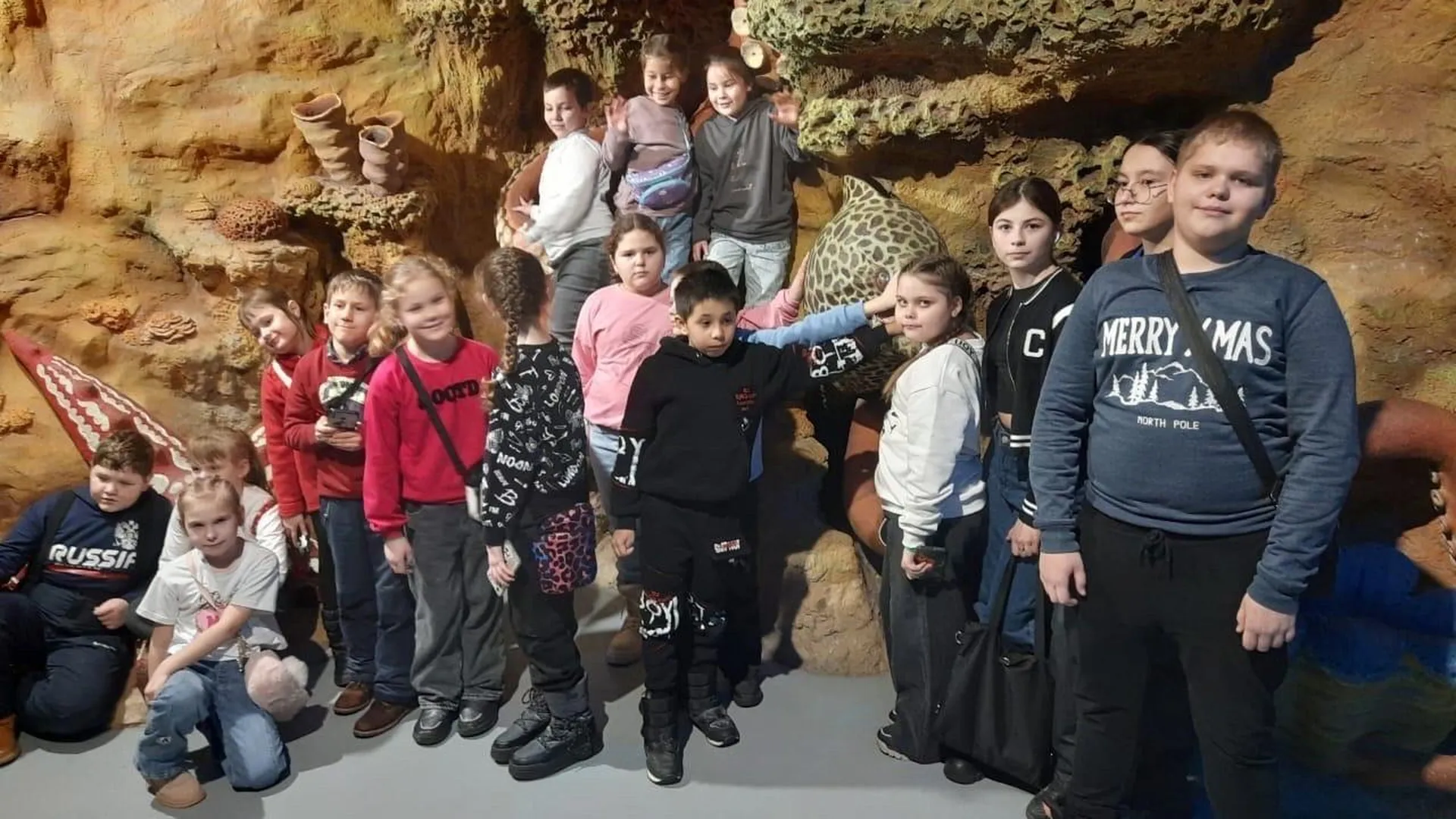 Школьникам Серпухова показали глубоководных хищников в океанариуме «Крокус Сити»