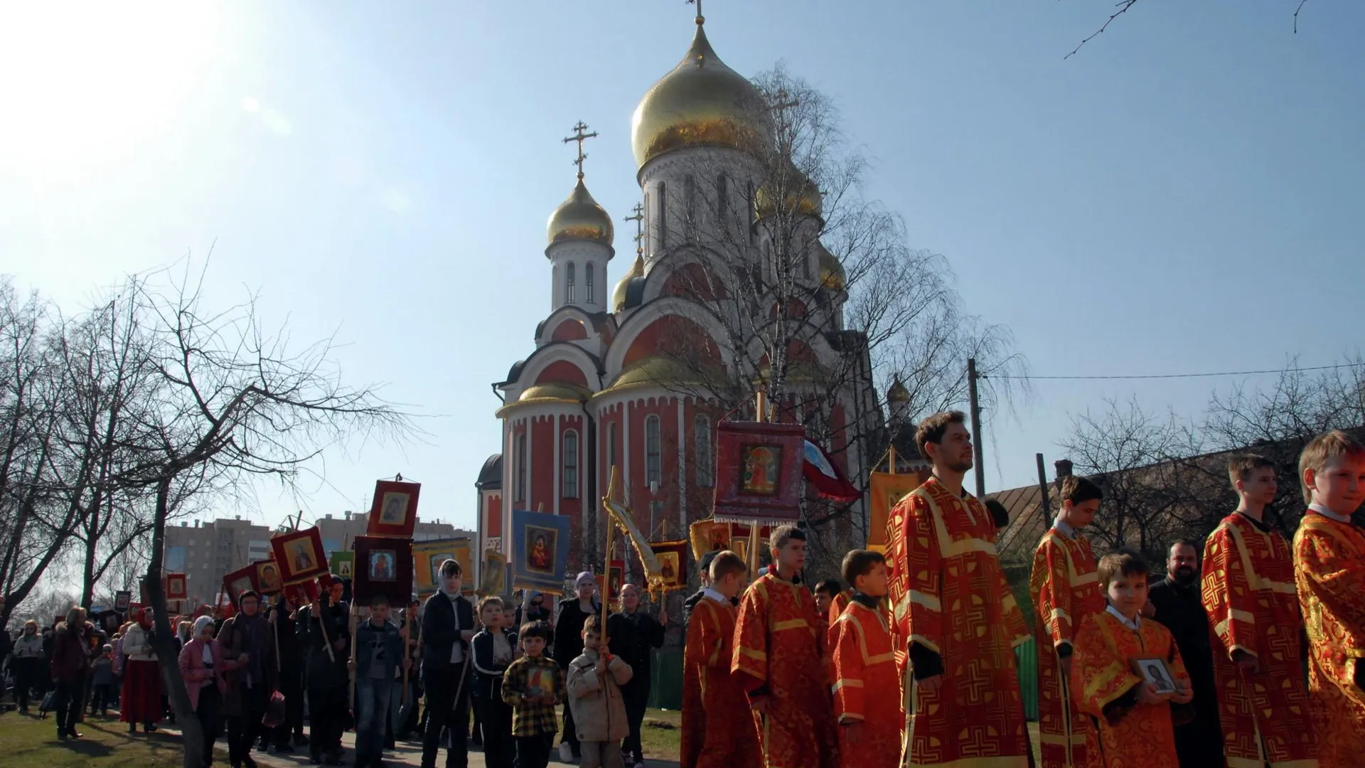 Молодежный пасхальный крестный ход в Одинцове объединил 1,5 тыс человек |  РИАМО