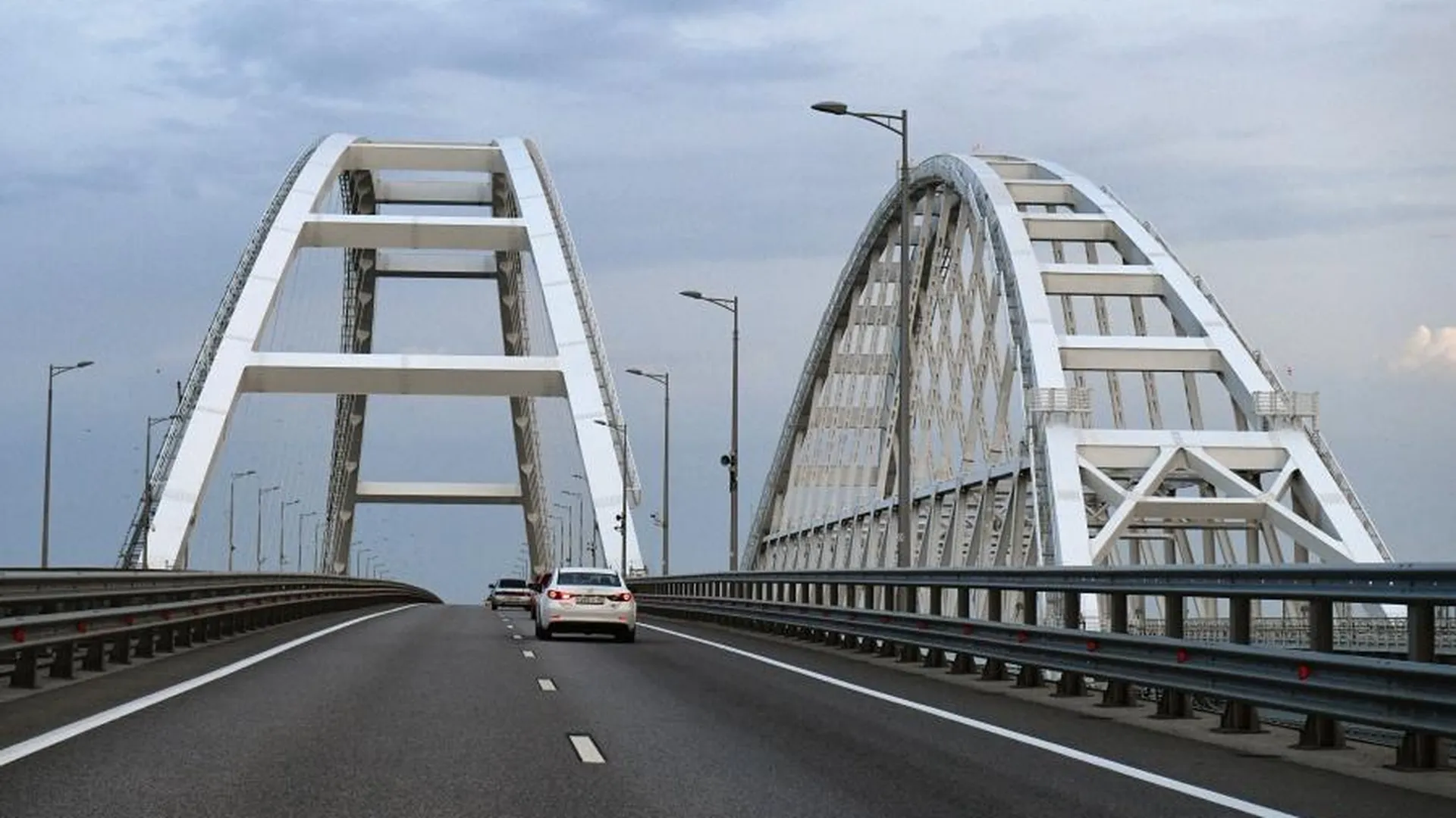 Движение через Крымский мост вновь открыто