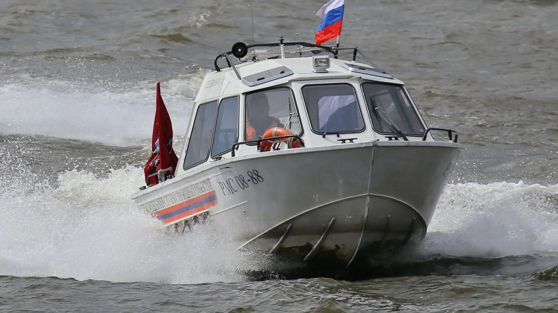 Спасатели вытащили из Москвы-реки тонущего человека