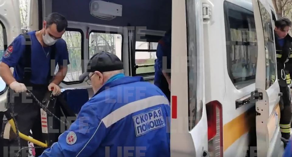 Одним из спасителей 300-килограммовой москвички оказался столичный журналист