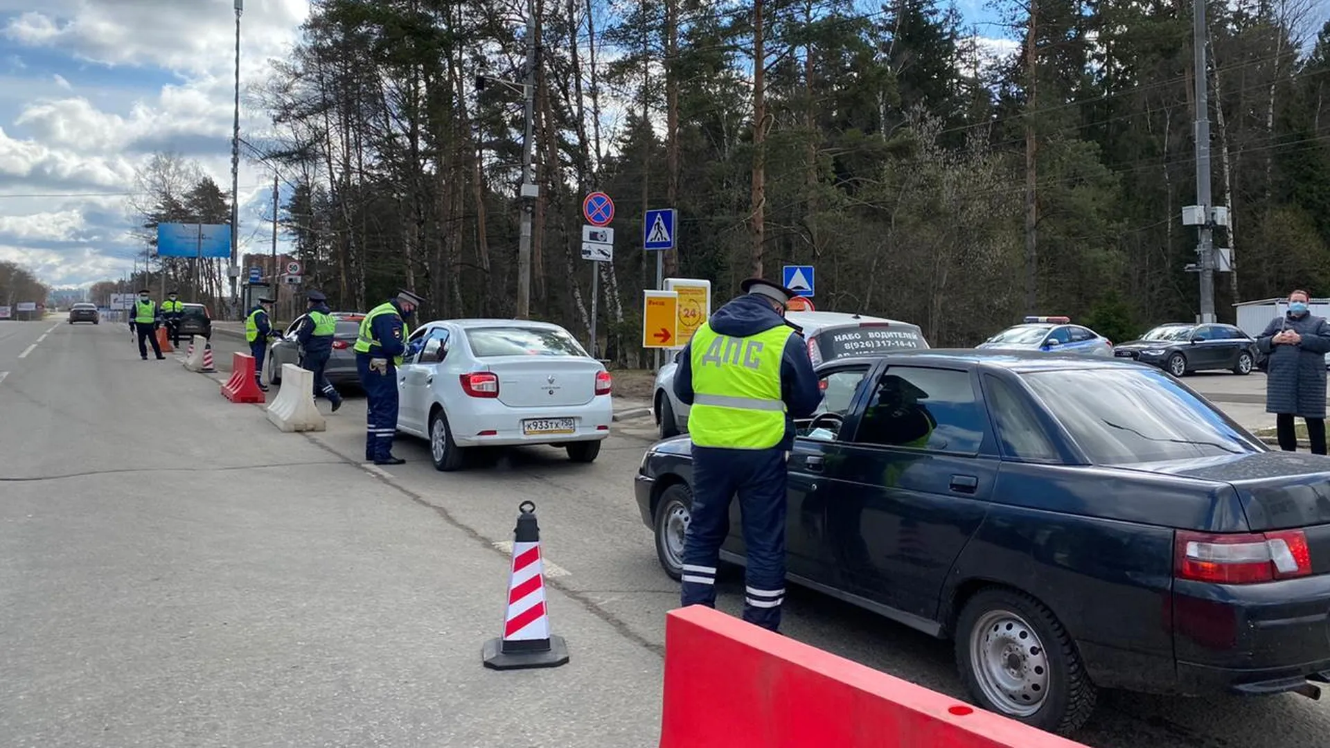 1,8 млн машин проверили в Подмосковье за время действия пропускного режима  | РИАМО