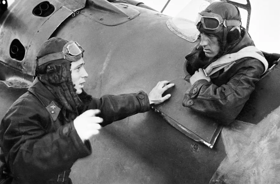 Великая Отечественная война 1941-1945 гг. Летчик-истребитель, Герой Советского Союза, младший лейтенант Виктор Васильевич Талалихин (слева) беседует со своим боевым товарищем.