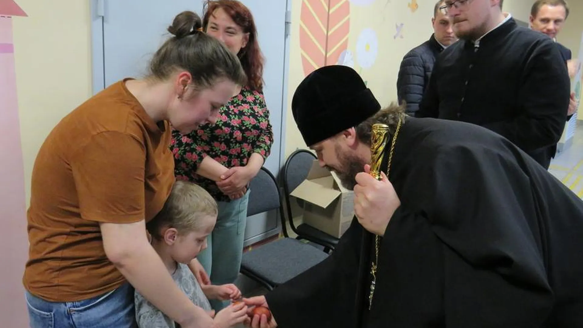 Епископ Одинцовский и Красногорский Фома поздравил с Пасхой беженцев из ДНР