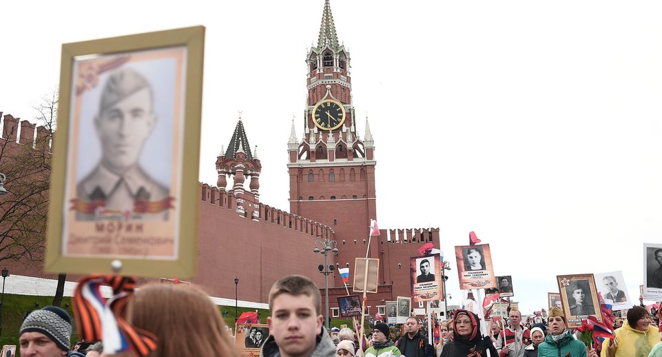 Депутат Стебенкова участвует в шествиях «Бессмертного полка» с портретом дедушки
