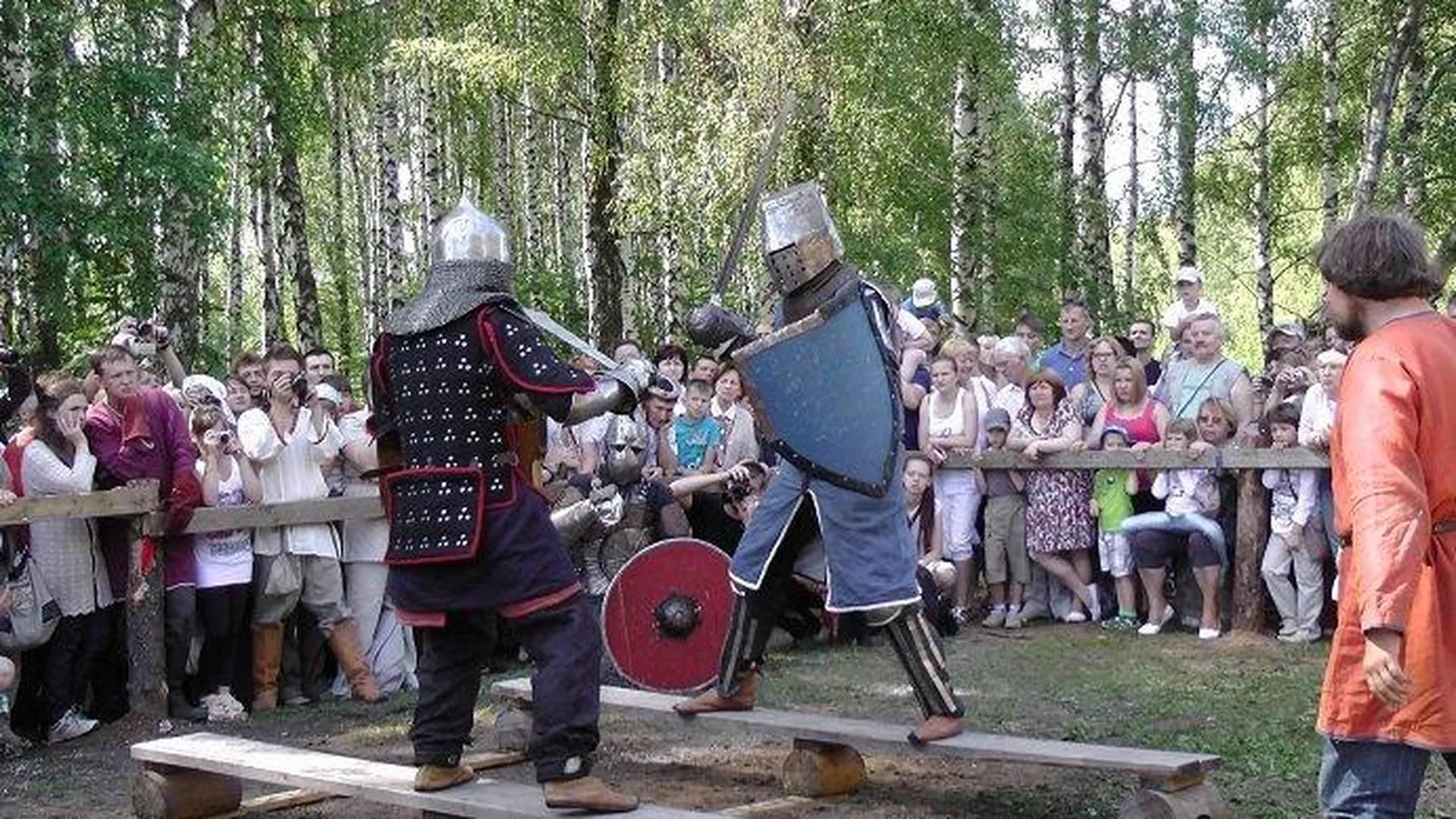 Средневековые рыцари устроили турнир по фехтованию в Костроме
