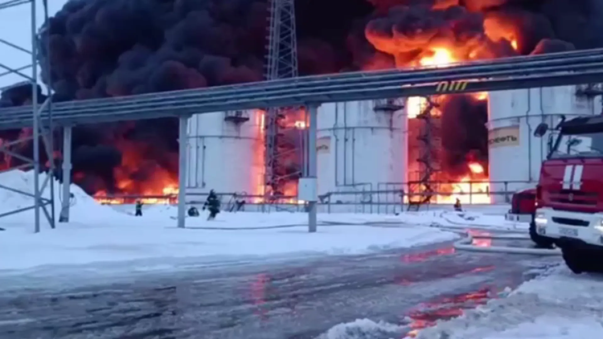 Пожар на нефтебазе в Брянской области. ВИДЕО