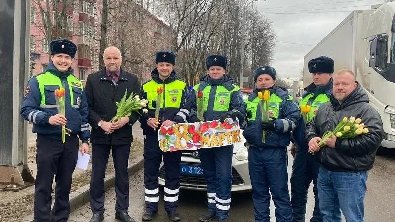 В Люберцах состоялась акция «Цветы для автоледи»