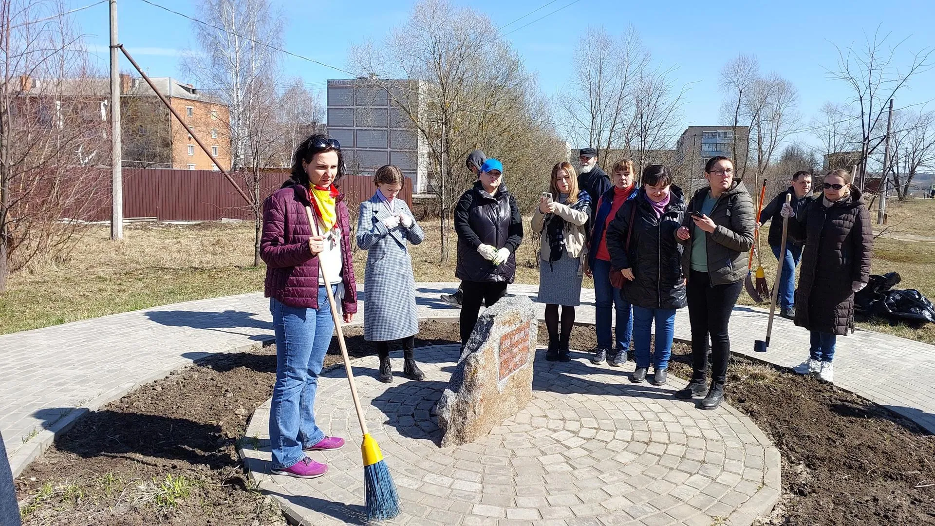 Сотрудники серпуховских СМИ провели субботник на аллее журналистов