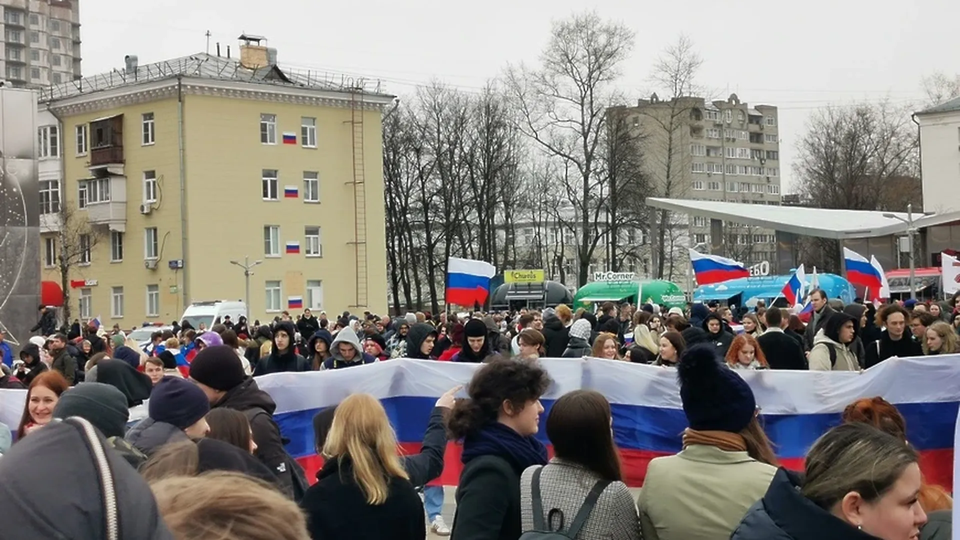 Флешмоб в поддержку российских военнослужащих провели в Королеве