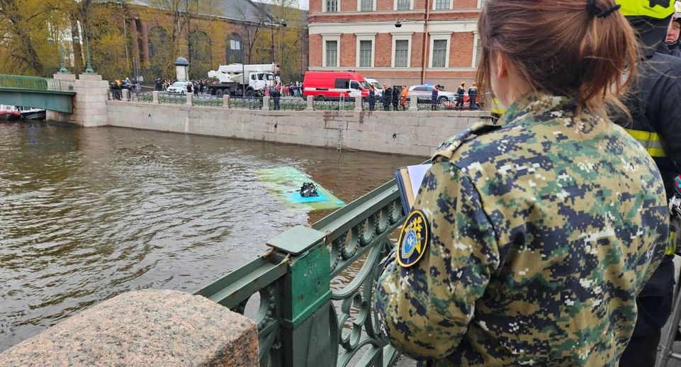 Петербургские следователи работают на месте падения автобуса в Мойку