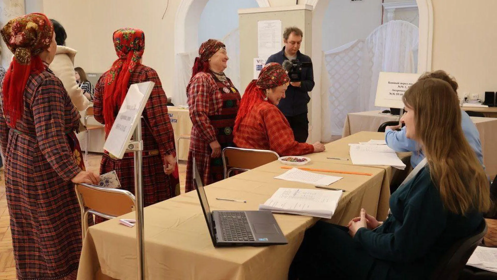 В Ступине проголосовали участницы фольклорной группы «Бурановские бабушки»