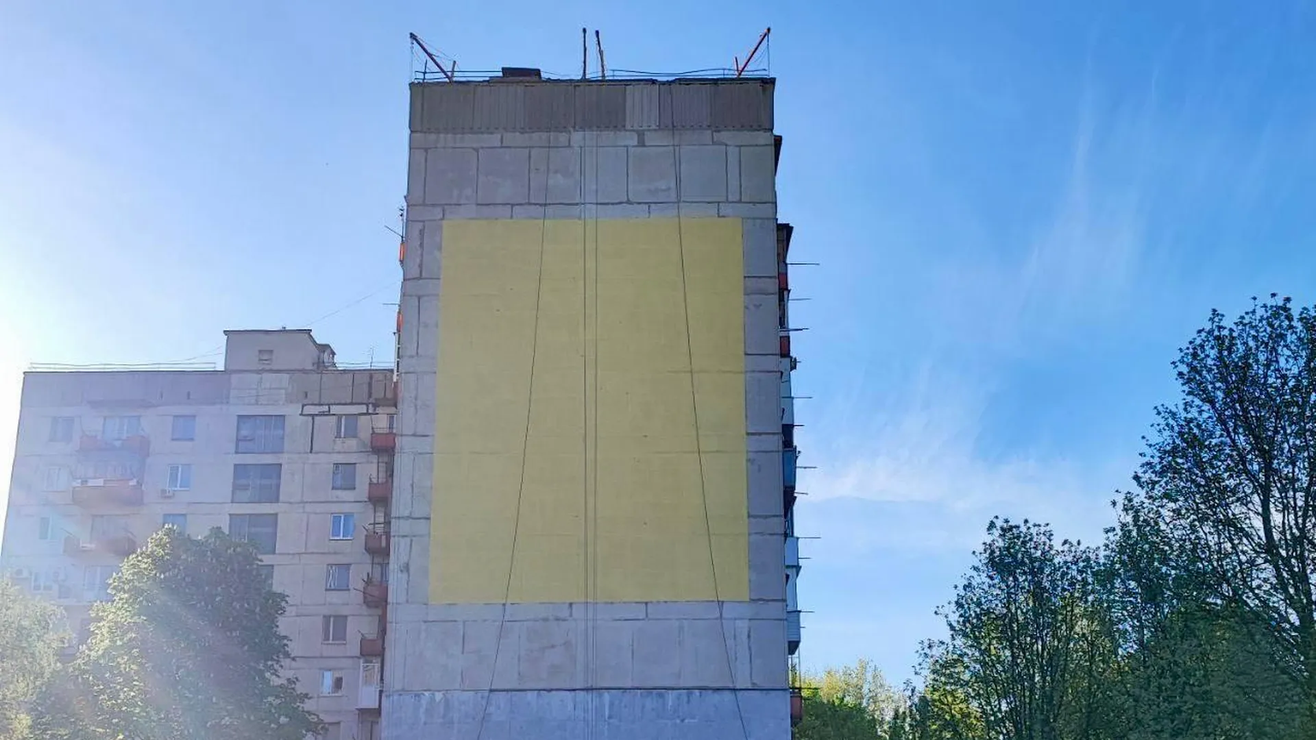 Подрядчики из Подмосковья украсили муралом многоквартирный дом в Лисичанске ЛНР