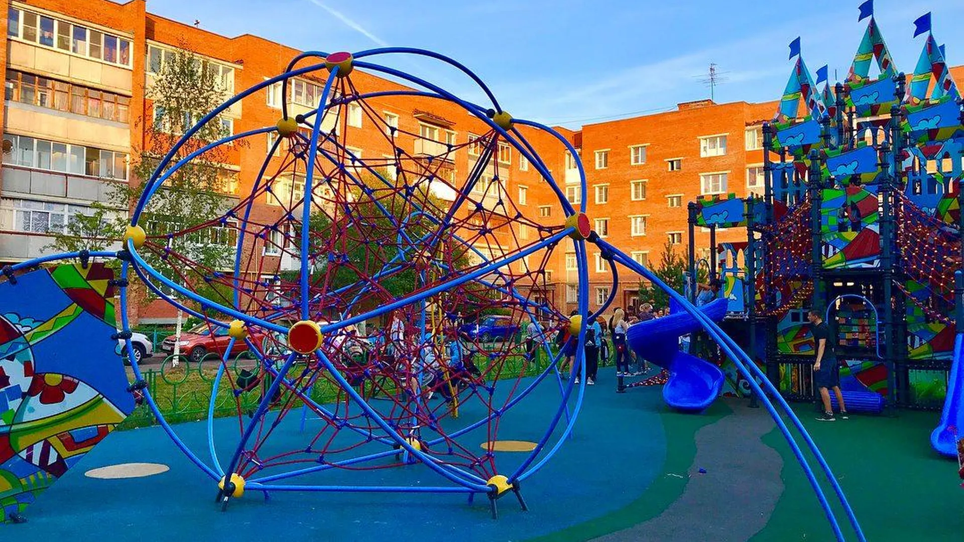 Программу по установке детских игровых площадок в Подмосковье завершили на 98%