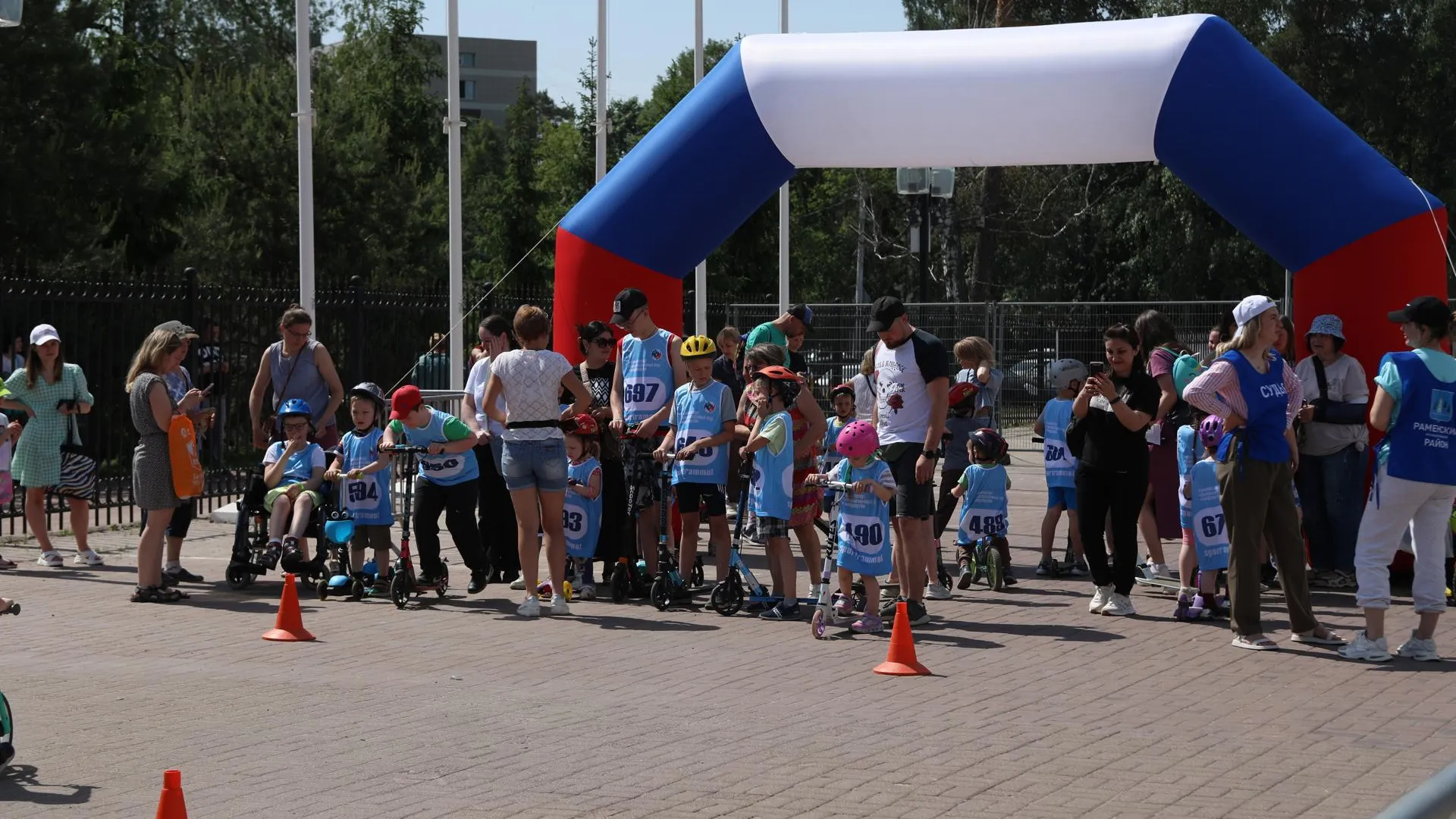 Более 250 детей поучаствовали в масс-старте на беговелах и самокатах в Раменском
