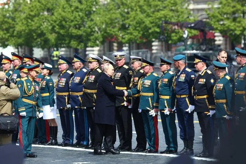 Владимир Путин приветствует участников шествия военного парада на Красной площади в честь 79-летия Победы в Великой Отечественной войне.