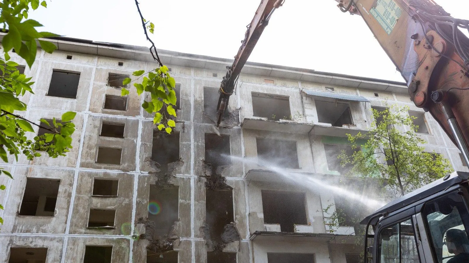 Загрутдинов: 100 домов демонтировали в Москве с начала года в рамках реновации