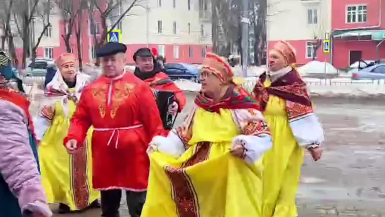 Песнями под гармонь порадовали участников голосования в Ликино‑Дулеве