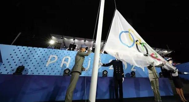 Олимпийский флаг на открытии Игр в Париже повесили в перевернутом виде