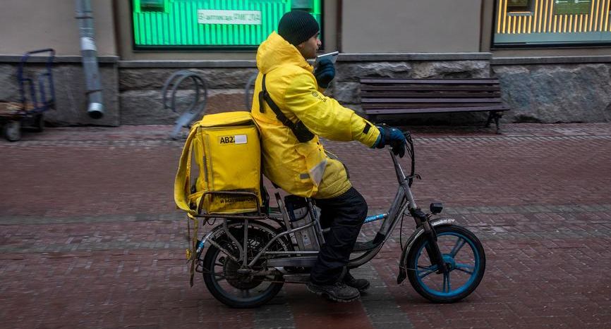 Яндекс увеличит количество курьеров на электровелосипедах в Петербурге