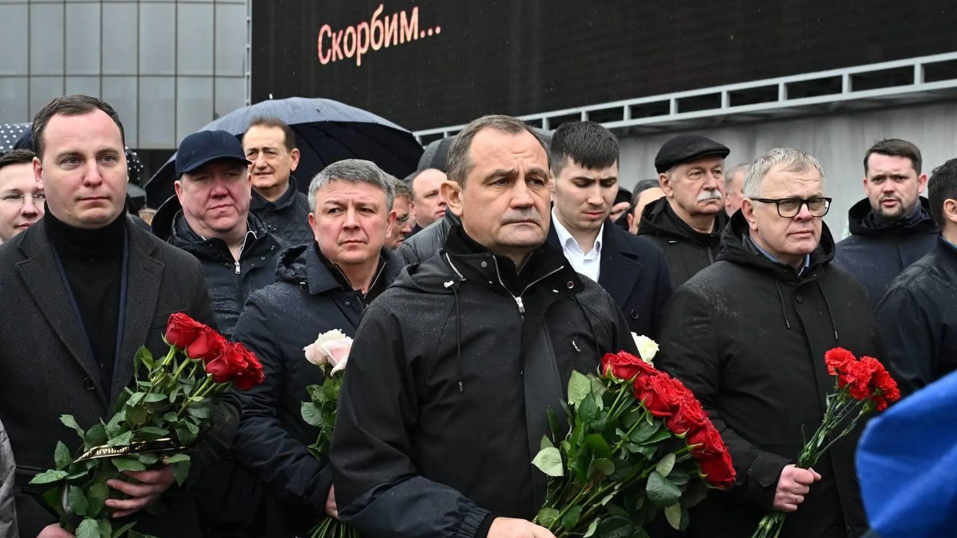 Депутаты Мособлдумы возложили цветы в память о погибших в теракте в Crocus