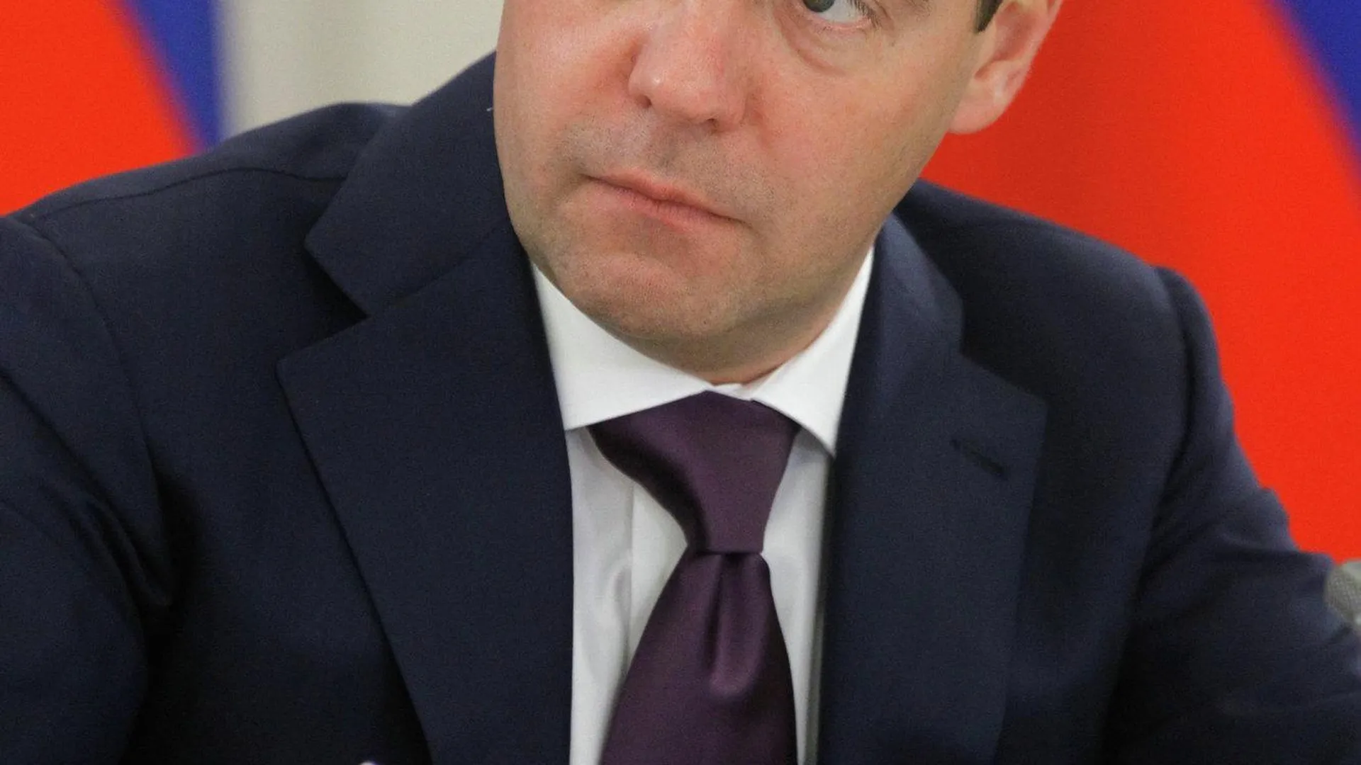 Медведев поручил рассмотреть вопрос допфинансирования ж/д узла