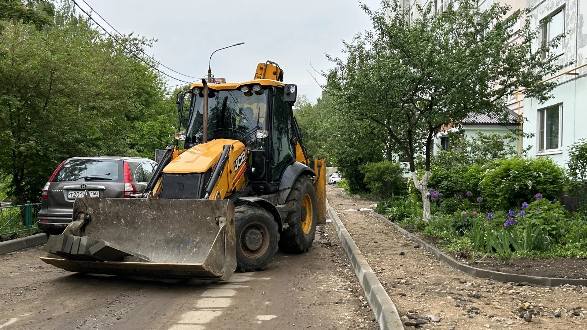 На улице Комсомольской в Щелкове начали благоустройство дворовой территории  | РИАМО