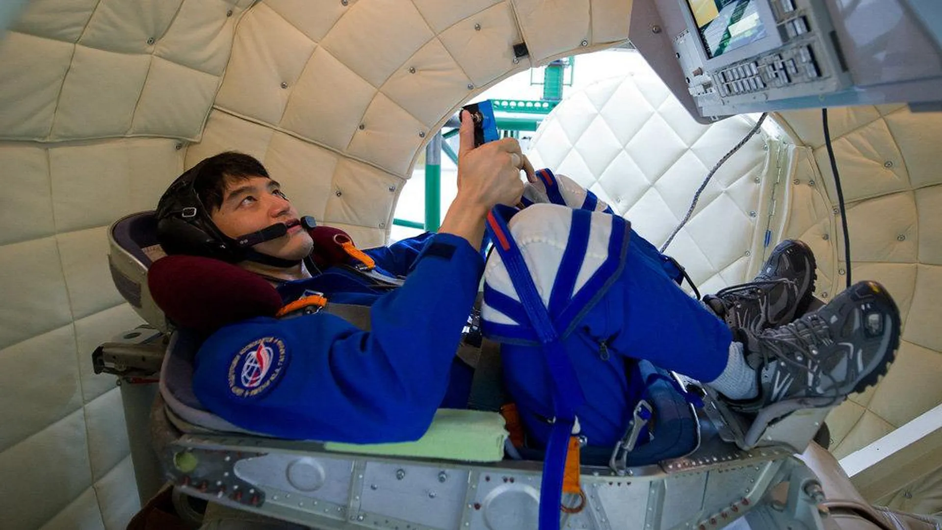 Сеанс видеосвязи с космонавтами провели для московских школьников в Королеве