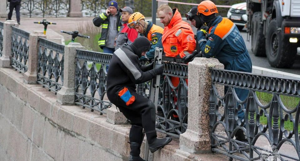 Спасатели начали поднимать рейсовый автобус, утонувший в центре Петербурга