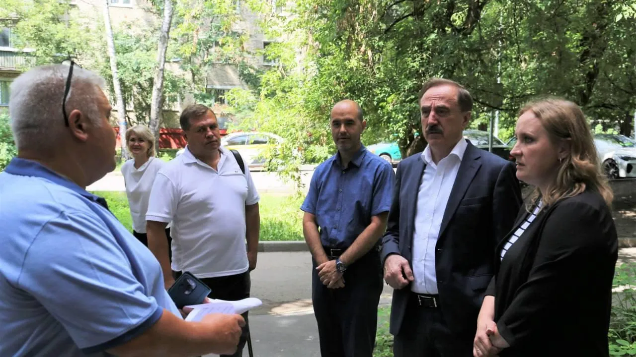 Депутат Ружицкий проверил качество ремонта подъездов дома в Люберцах