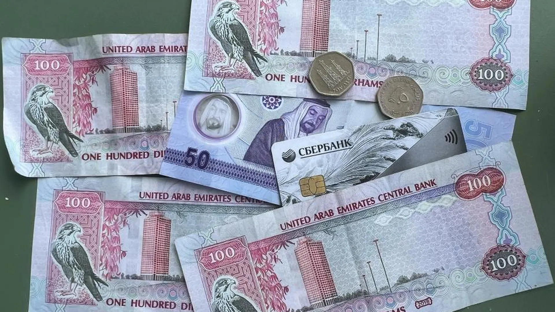 Как расплачиваться в ОАЭ россиянам в 2024 году и какую валюту брать с собой